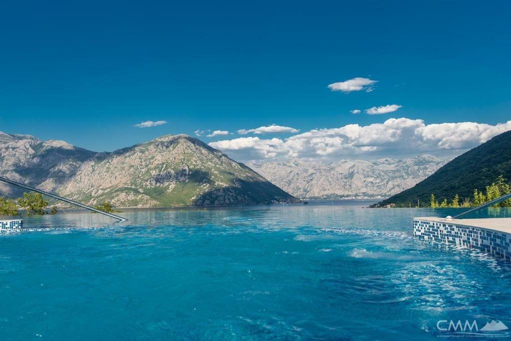 Luxury 1 Bedroom Apartment With Cozy Garden D2-2 In Morinj Kotor Exterior photo